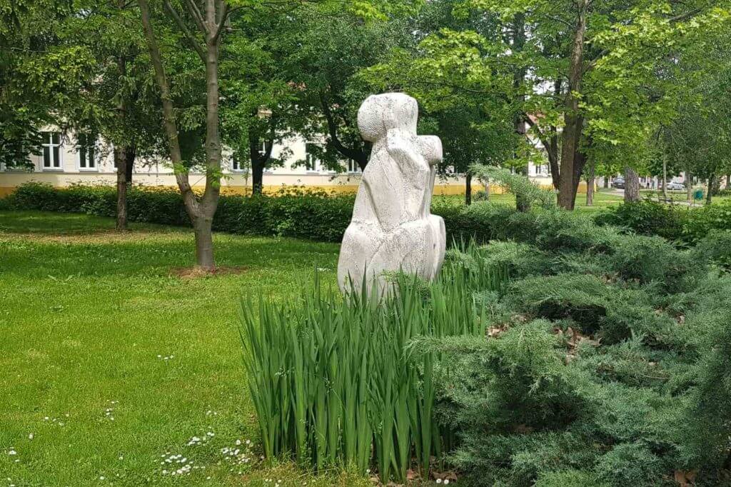 majka zagrljajem stiti dete curug